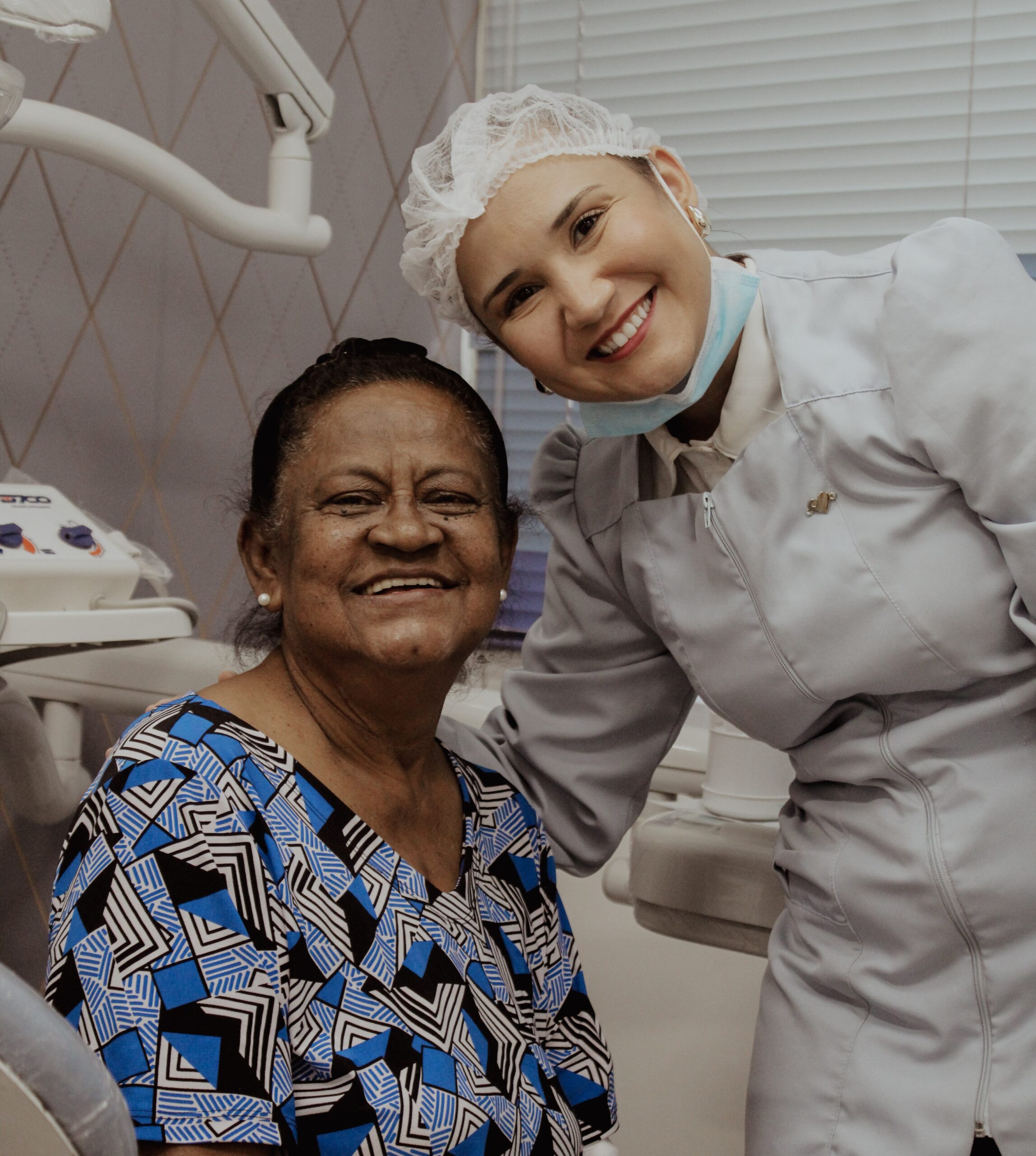 Paciente sorrindo após implante dentário na Billig Odontologia, Asa Norte Brasília