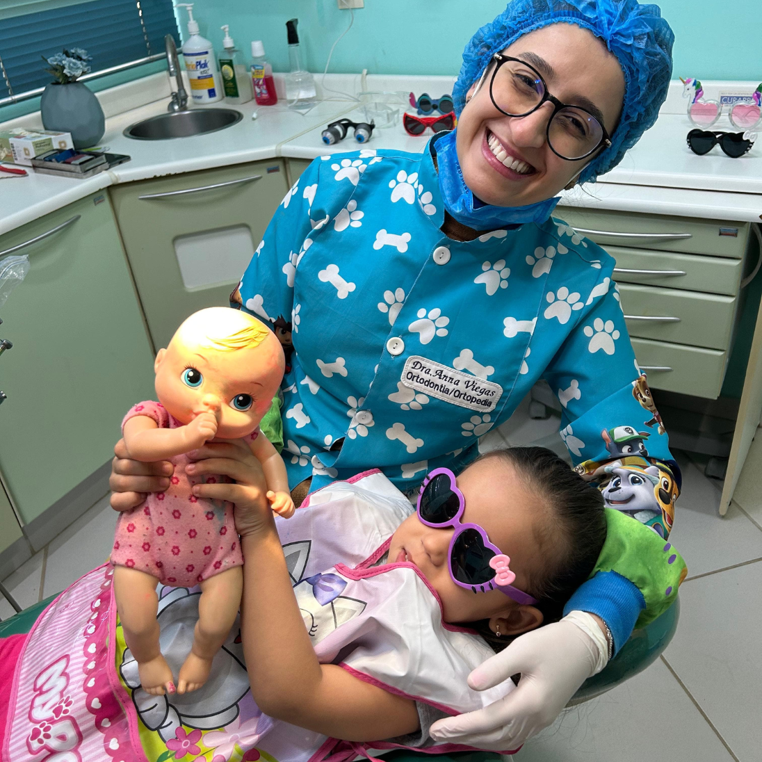 Dra. Anna Viegas com paciente infantil em atendimento lúdico na Billig Odontologia - dentista infantil Asa Norte Brasília