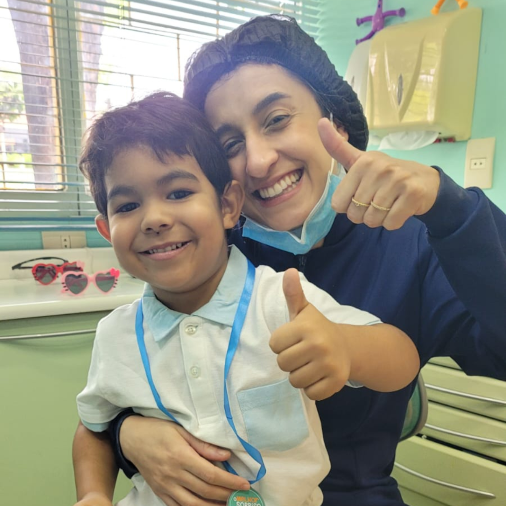Dra. Anna Viegas com paciente infantil na Billig Odontologia - Asa Norte Brasília