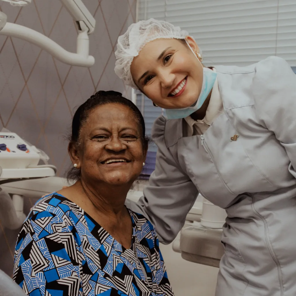 Dra. Luana Billig com paciente sorrindo