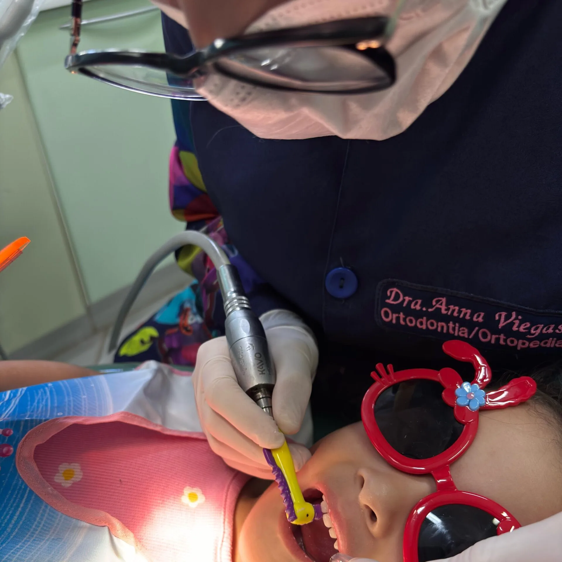 Procedimento odontológico em criança