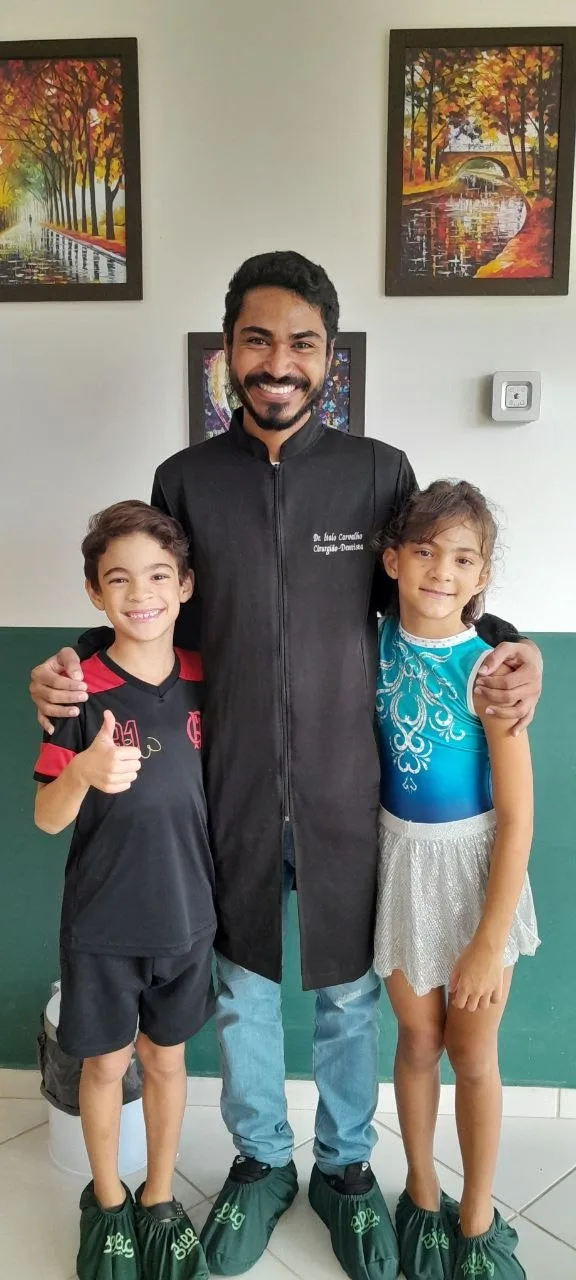 Dr. Ítalo com pacientes irmãos na Billig Odontologia